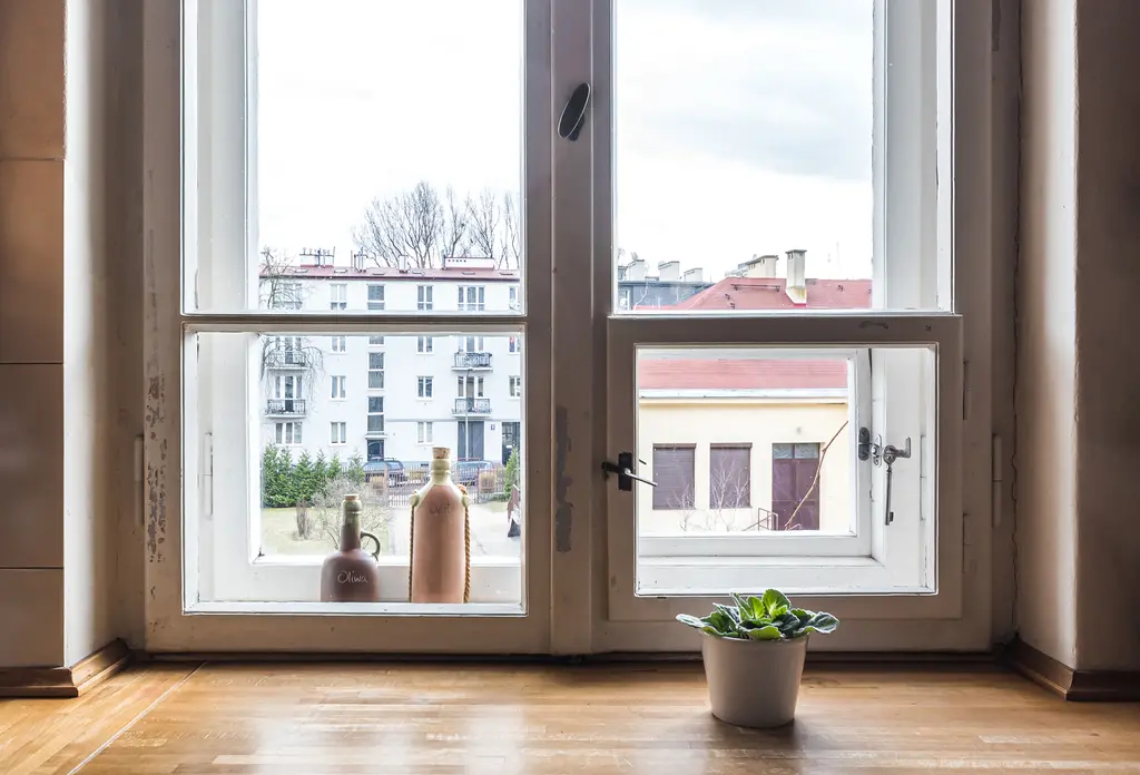 Okno z widokiem z mieszkania przy Grochowskiej 237